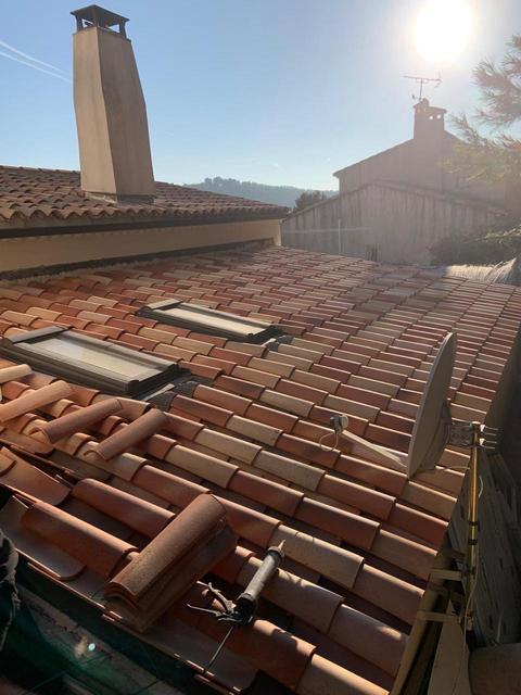 Toiture rénovée avec fenêtres de toit aux Pennes-Mirabeau