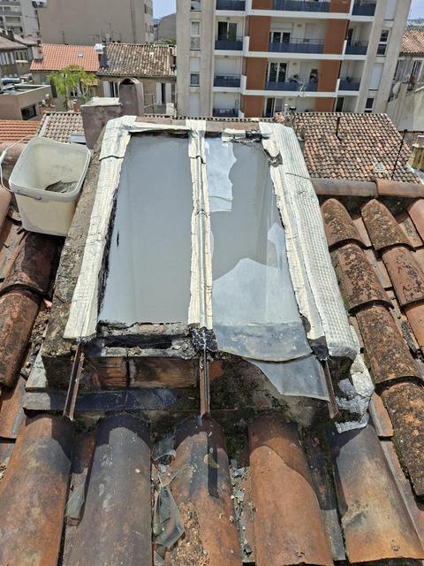 Puits de lumière brisé par la grêle sur une copropriété du 8e arrondissement de Marseille