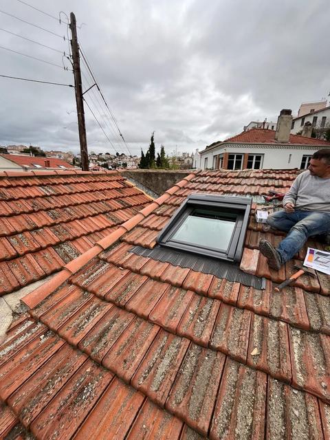 Fenêtre de toit Velux posée et étanchée sur une toiture en tuiles, Marseille 7e