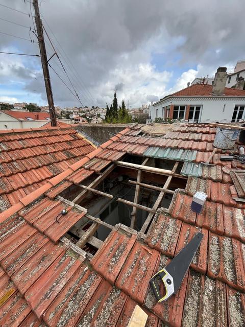 Ouverture de la toiture pendant la pose de la fenêtre de toit, Marseille 7e